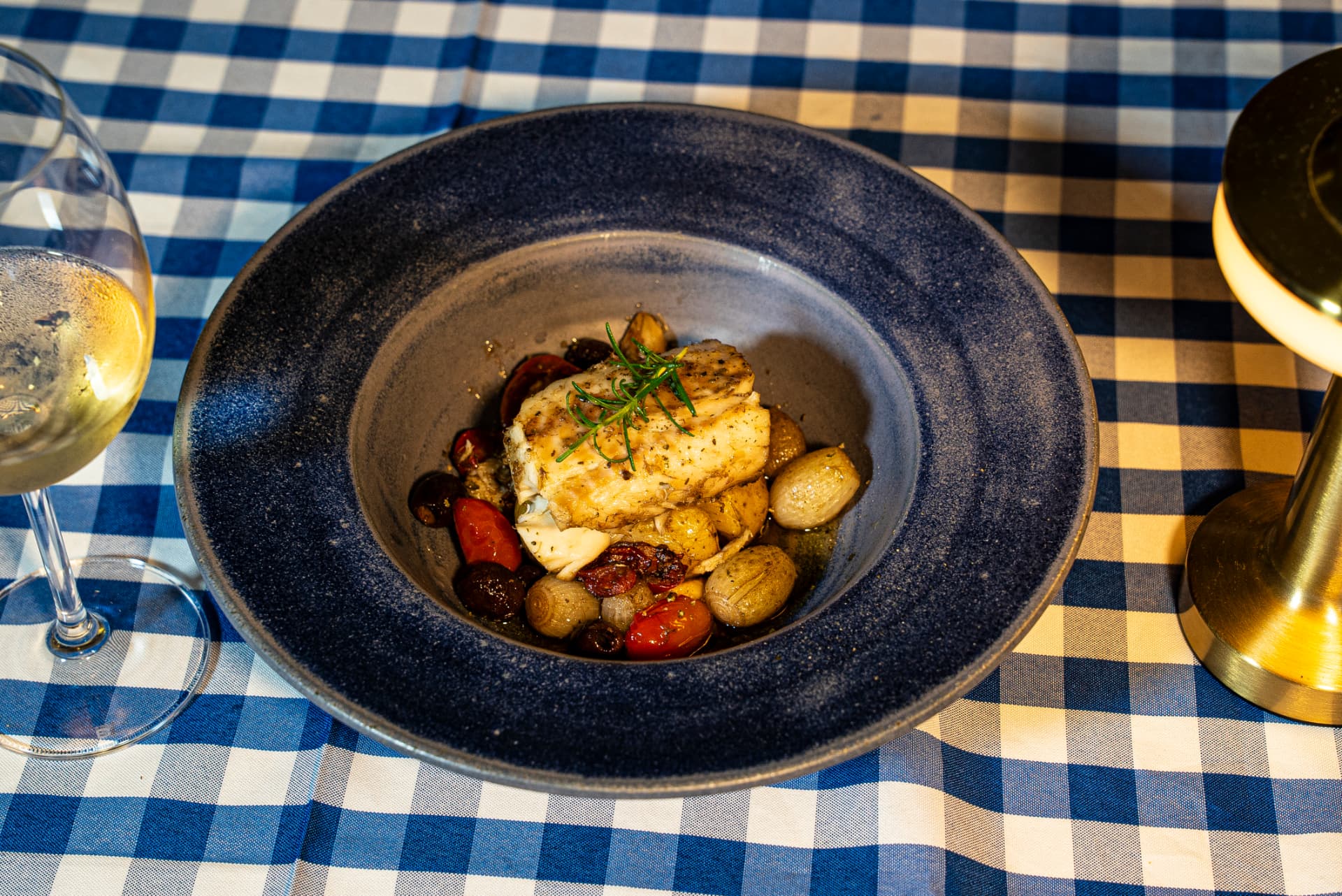 Bacalhau com batatas, azeitonas e tomates confitados