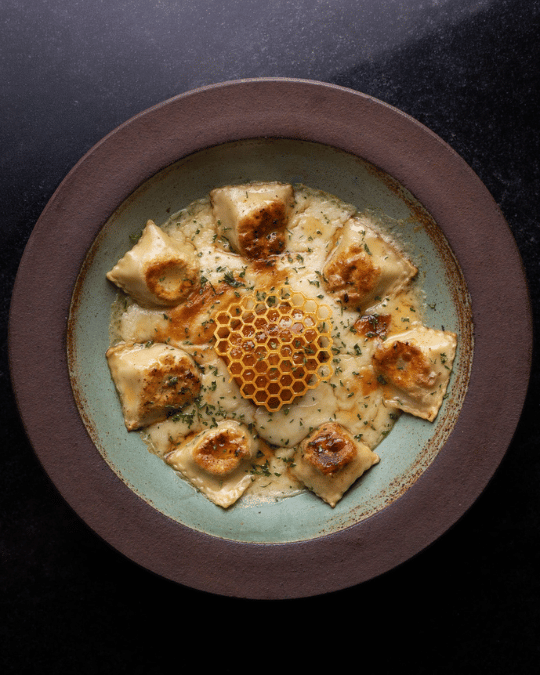 Ravioli com fonduta de parmesão e favo de mel