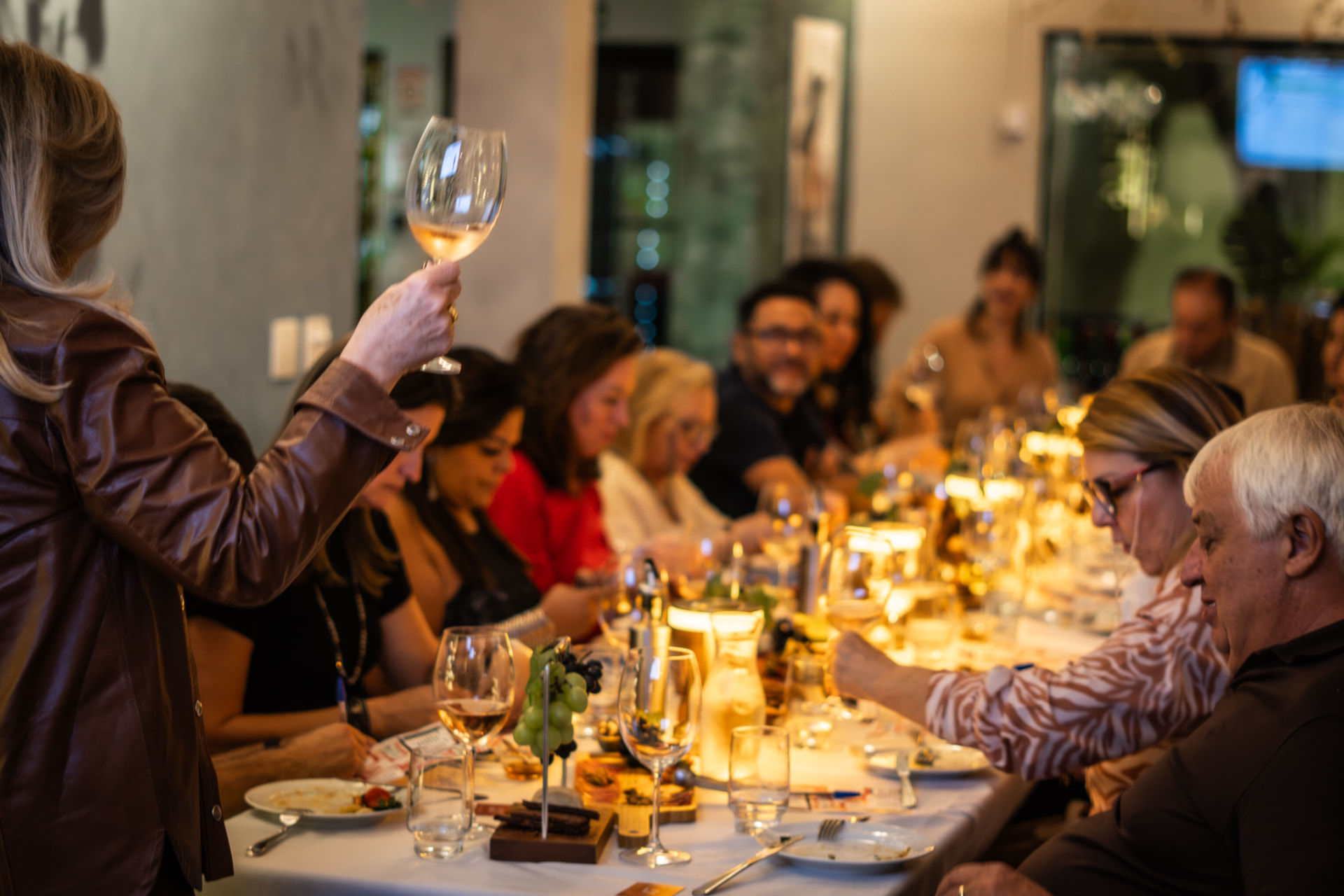 Brinde com taças de vinho durante degustação no Saltoral