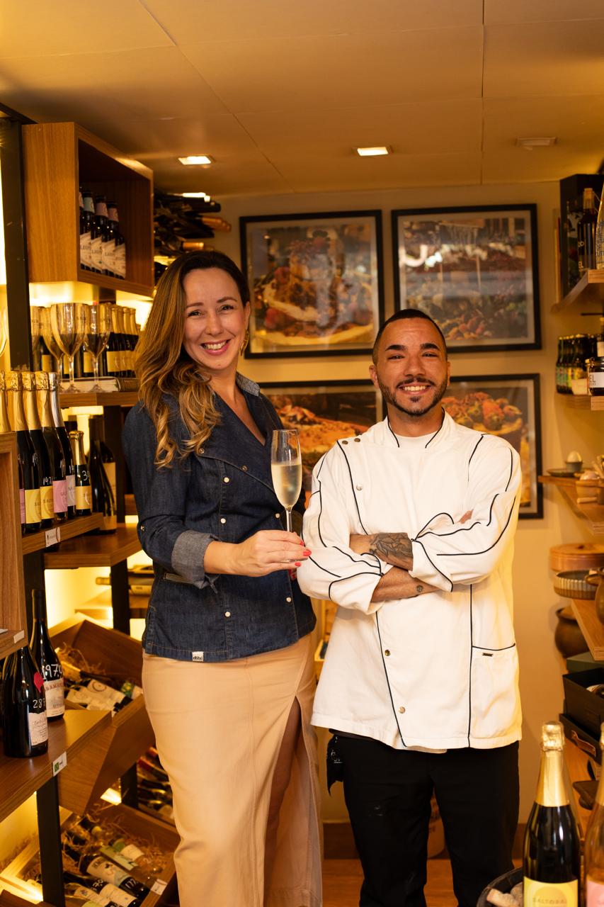 Chefs Renata Pereira e Felipe Lasaro na adega do Saltoral